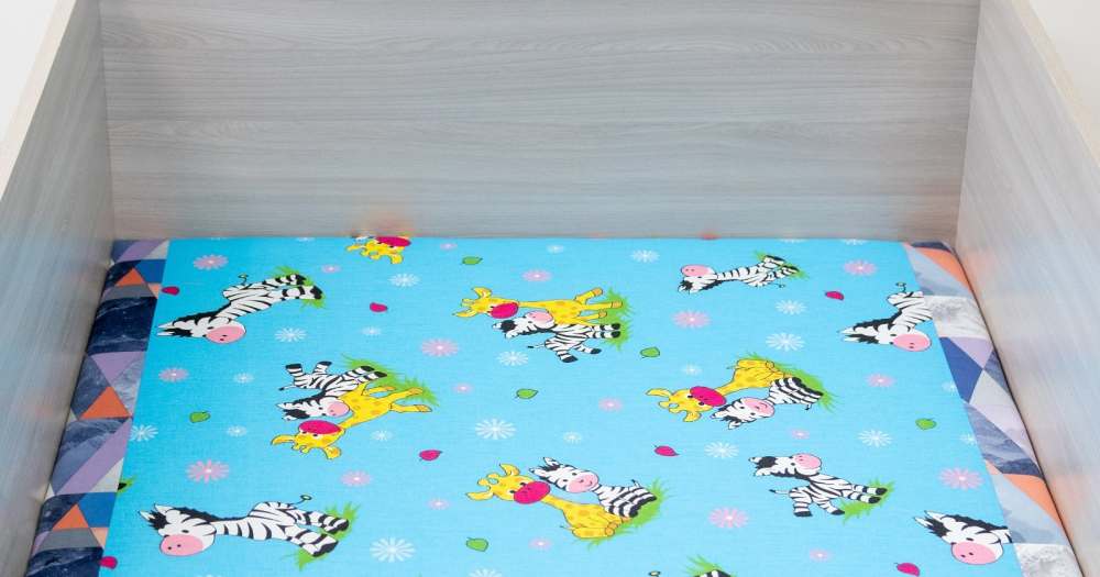 Детский диван-кровать «Антошка 1» 02 Сноу деним сине-красные треугольники