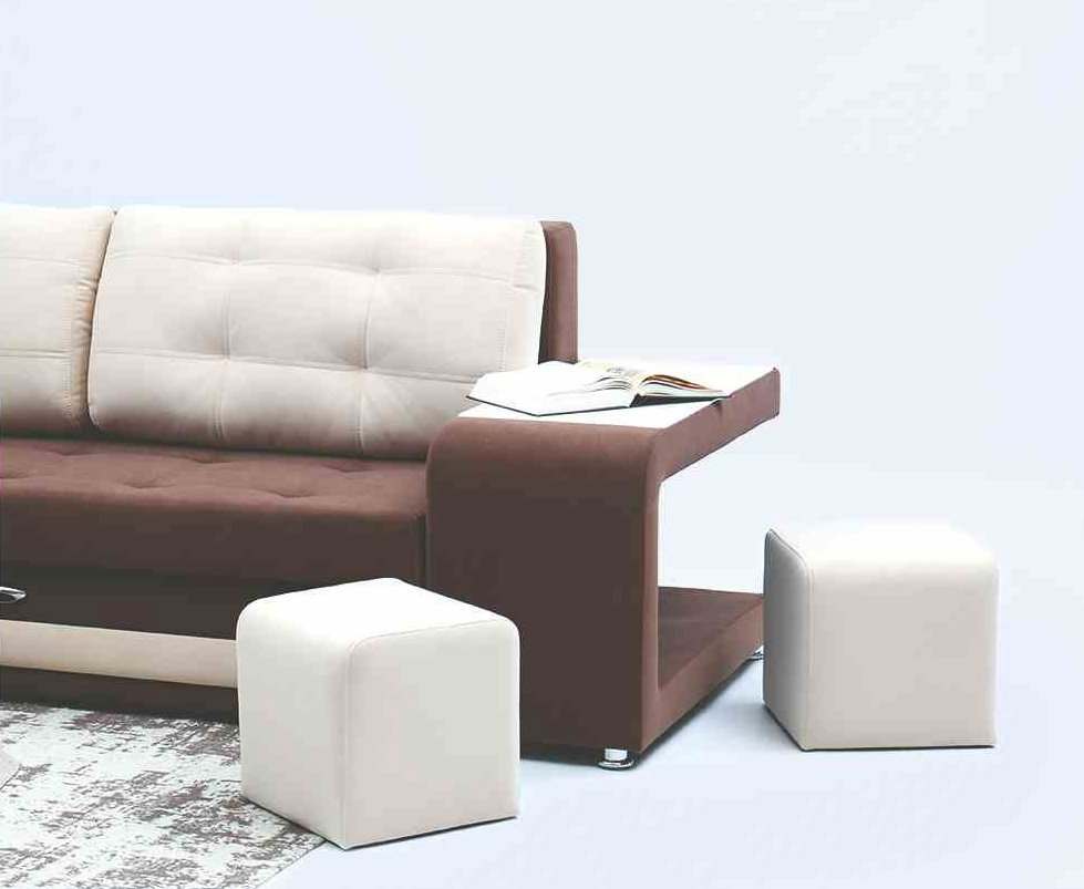 С пуфиками и столиком