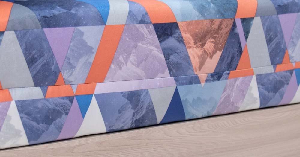 Детский диван-кровать «Антошка 1» 02 Сноу деним сине-красные треугольники