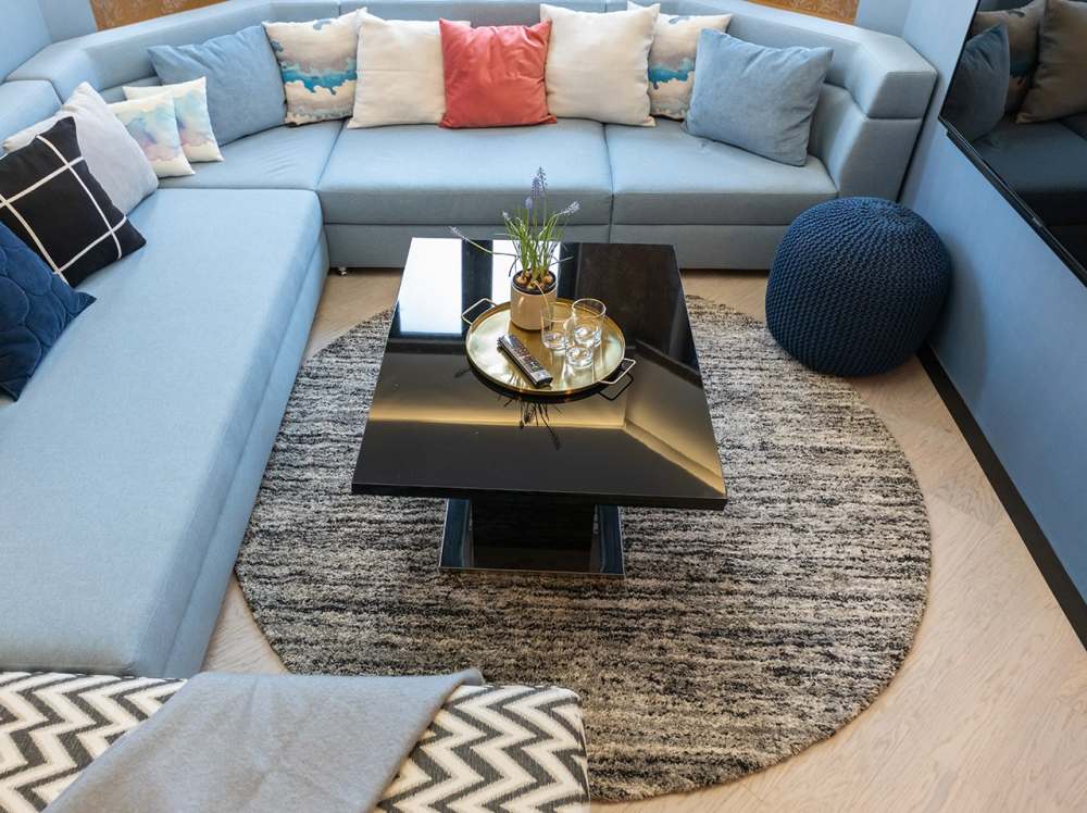 Стол имеет шесть положений высоты стола с шагом подъема в 5см