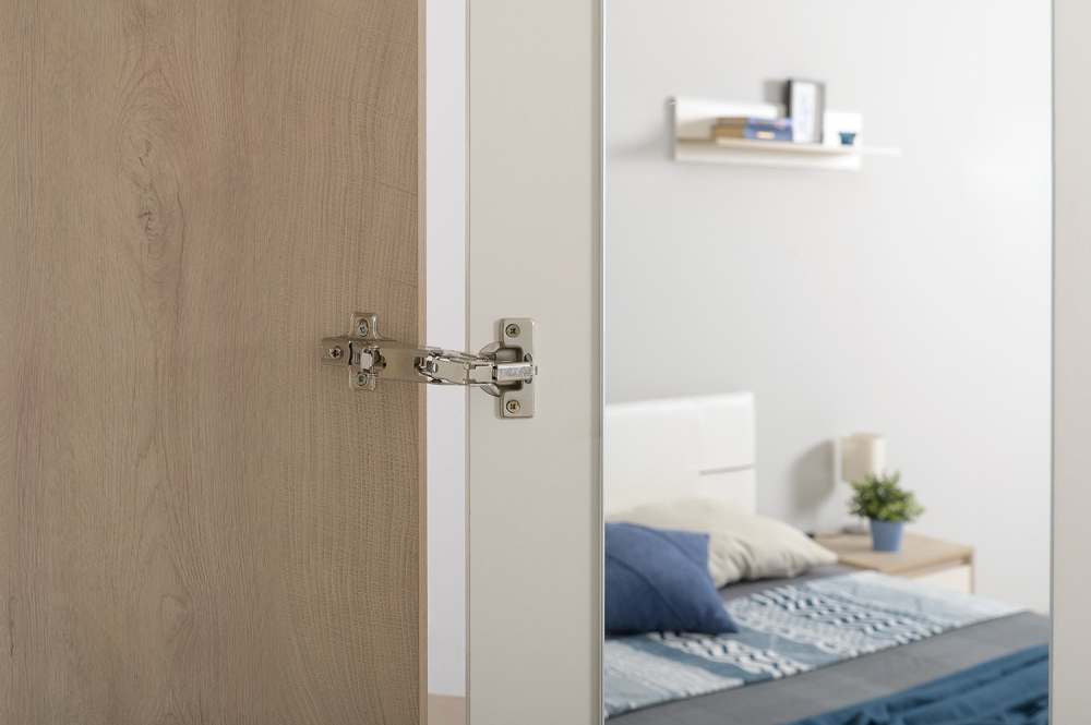 Зеркало на внутренней стороне створки